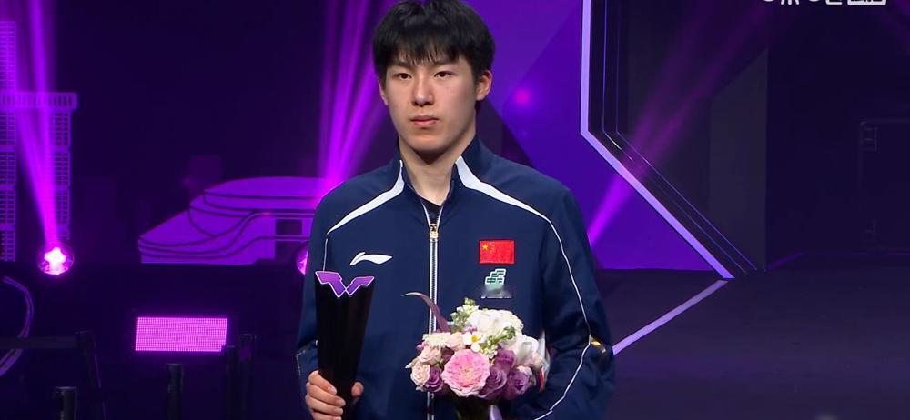 17岁的张本美和夺冠后第一件事，是拉着男单冠军反复检查自拍。你突然想起莎莎，那丫