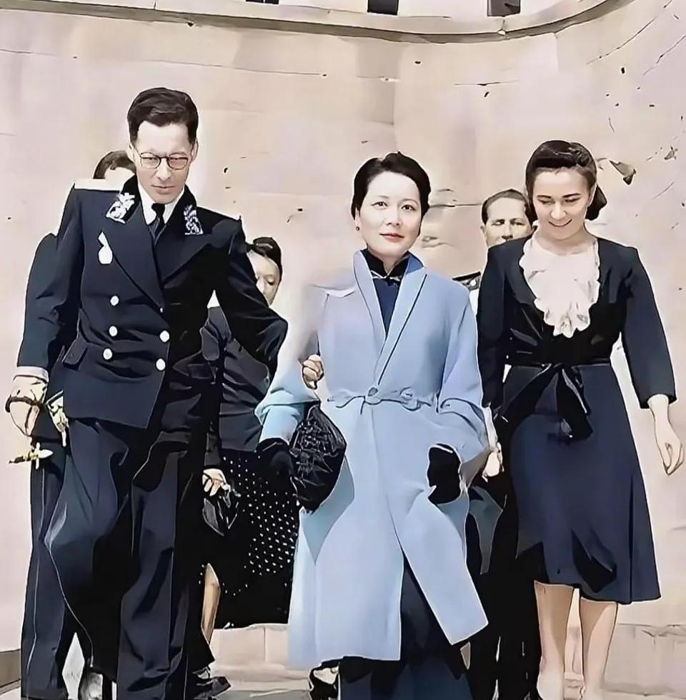 这张珍贵老照片定格于上世纪40年代处于C位是宋美龄。