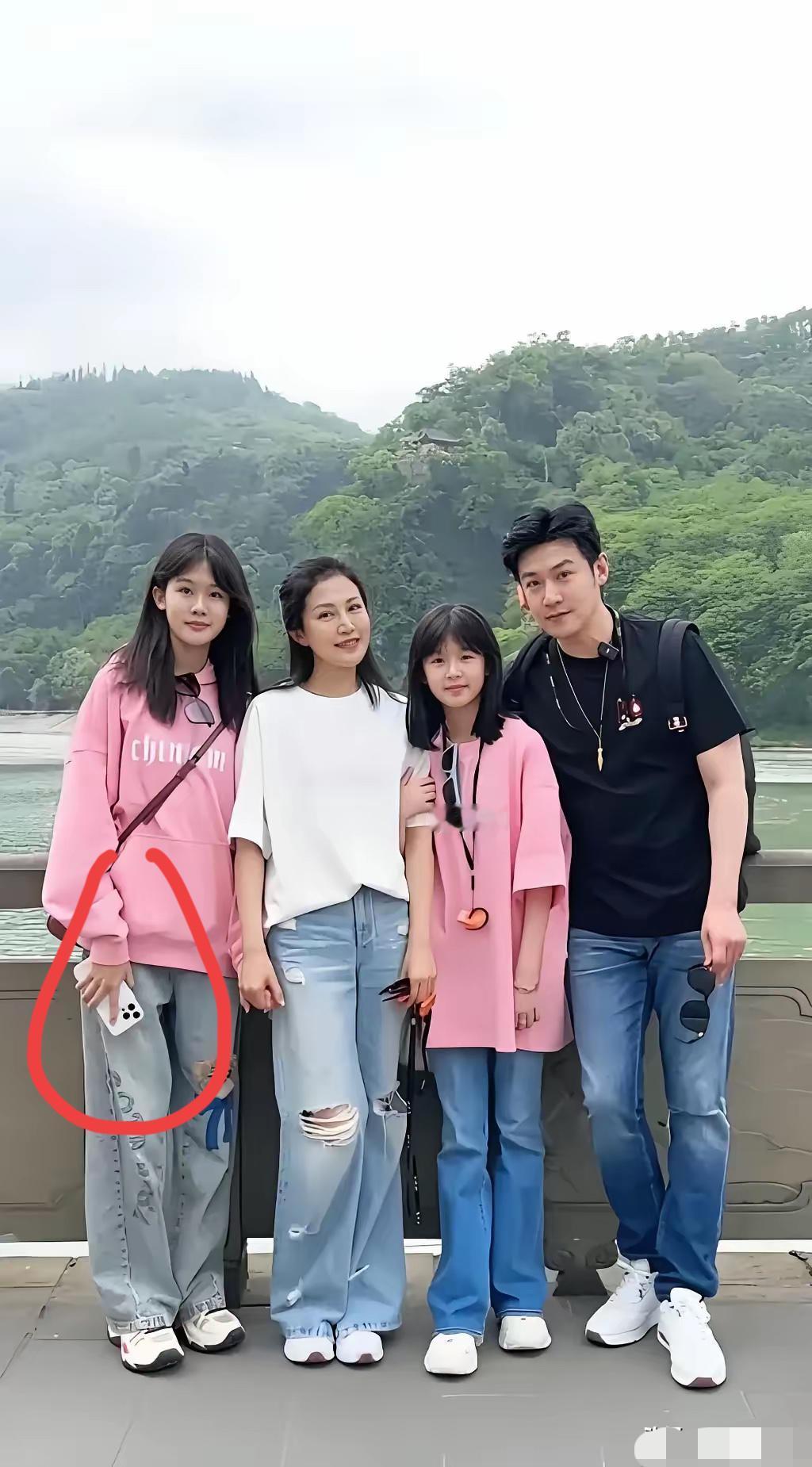 陆毅一家人其乐融融，她女儿用的手机是什么牌子的？颜色好看