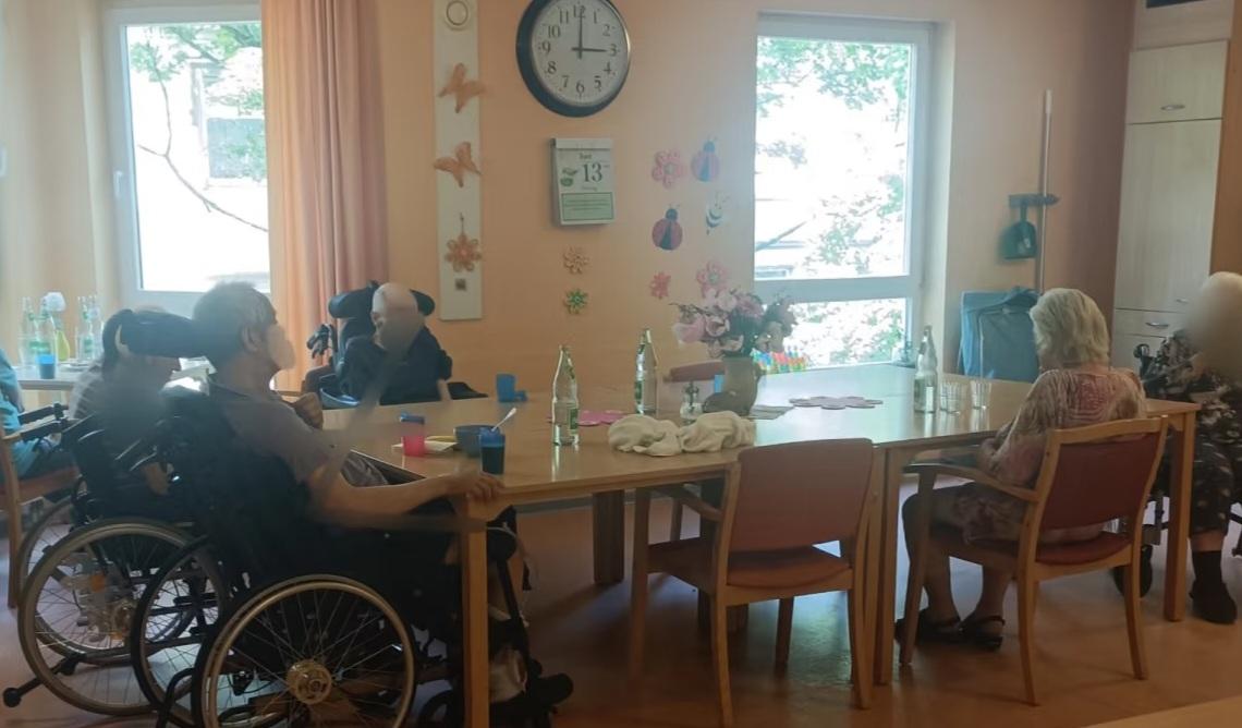 和朋友去养老院看他87岁的老爸，一进门，那一幕让我震惊了。听到儿子来了，老人