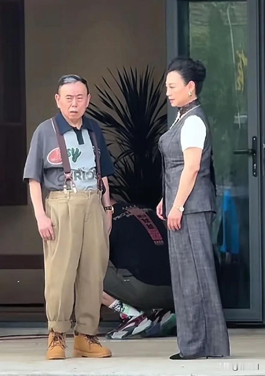 68岁潘长江穿“大码童装”，不仅让他看起来更加年轻有活力，也让他在公众场合更加亲