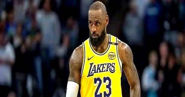 勒布朗场均持球不到3分钟，这在搞什么？别以为这是能力下滑，这棋下得大着呢。赛