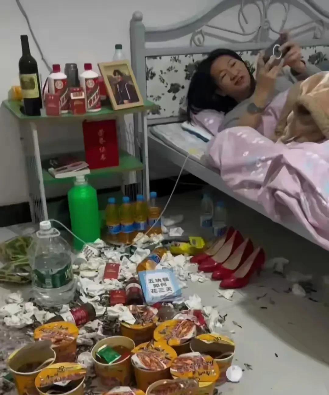 不懂就问啊：床边的四瓶凉茶是什么牌子的，这包装还从来没有看到过