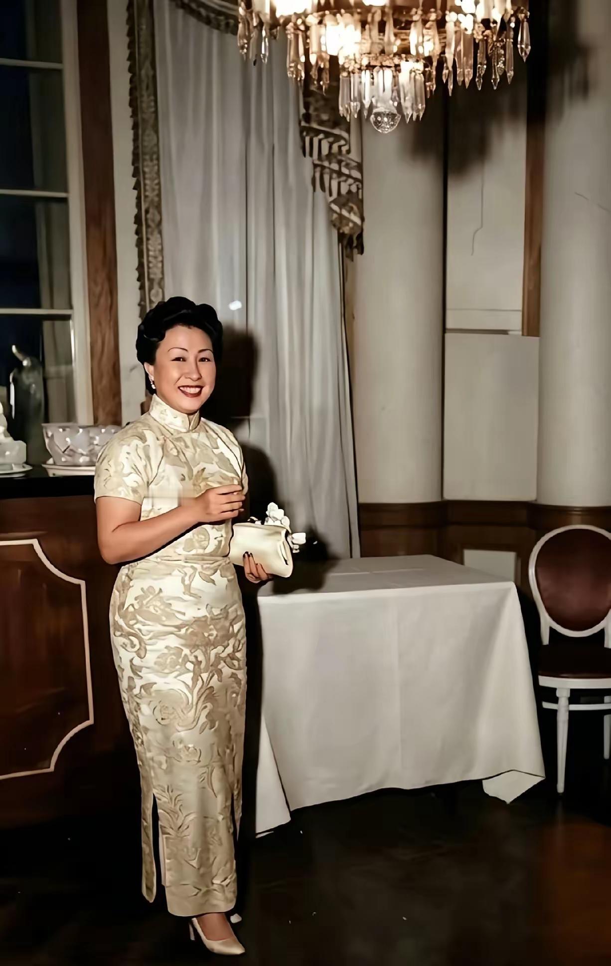 都说民国外交官顾维钧的第四任妻子严幼韵穿旗袍漂亮，她有几千条旗袍，可是看她这些老