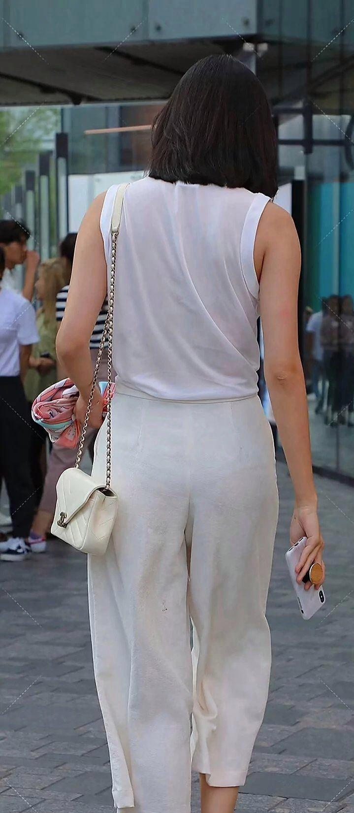 街头惊鸿一瞥，美女姐姐面对镜头时的腼腆浅笑太杀我！那份不自知的娇羞感，比任何精致