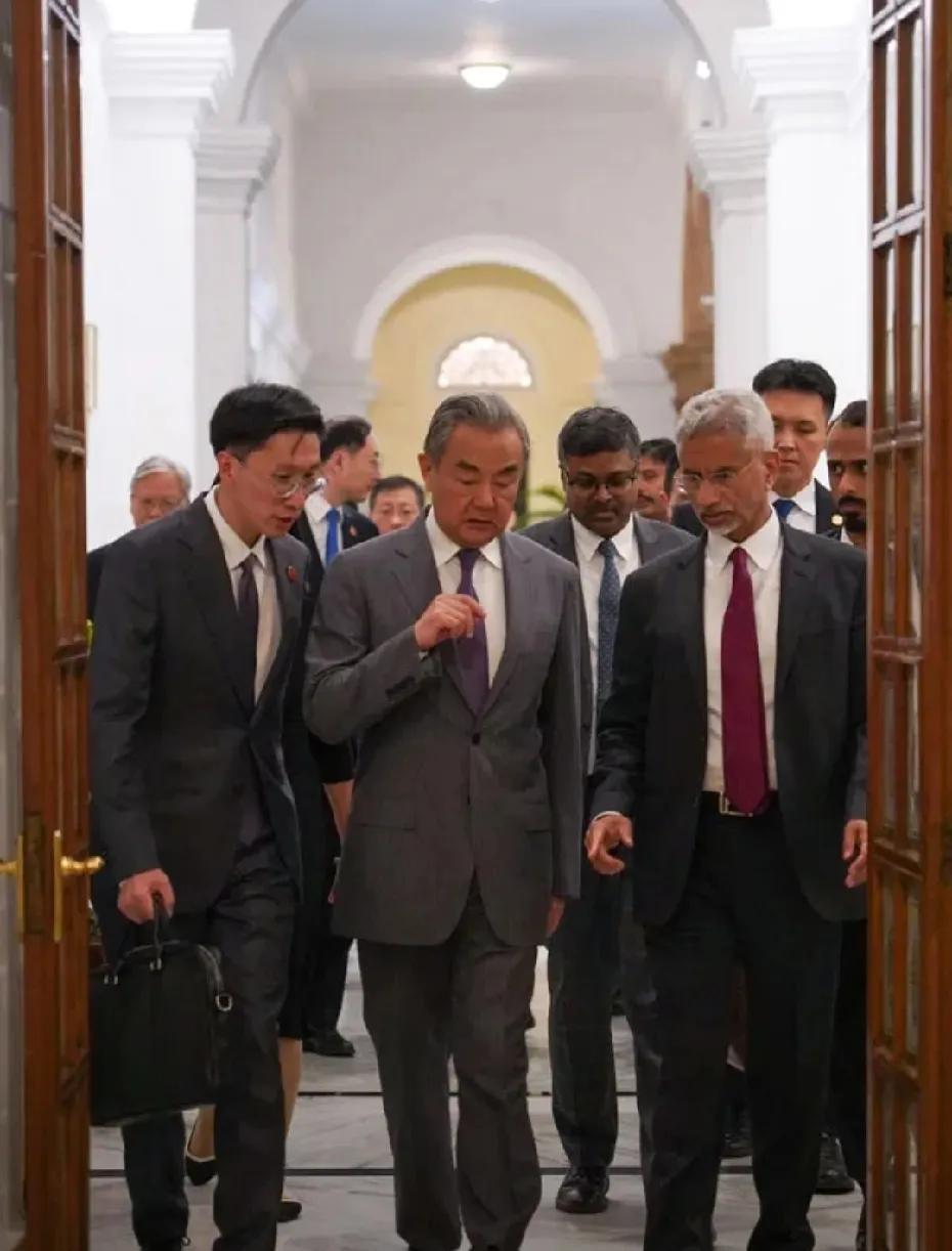 一张照片让三哥又破防了，印度博主发灵魂一问：“龙象共舞”，新德里底是谁的主场？