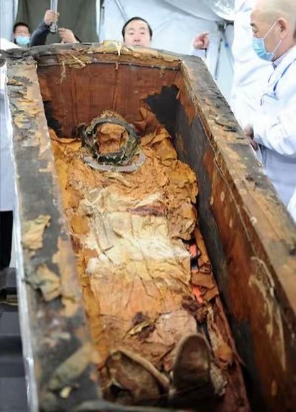 [点赞]1982年，四川挖出一具遗骸，脚带七公斤大铁链，脚踝钉着四颗大铆钉，经