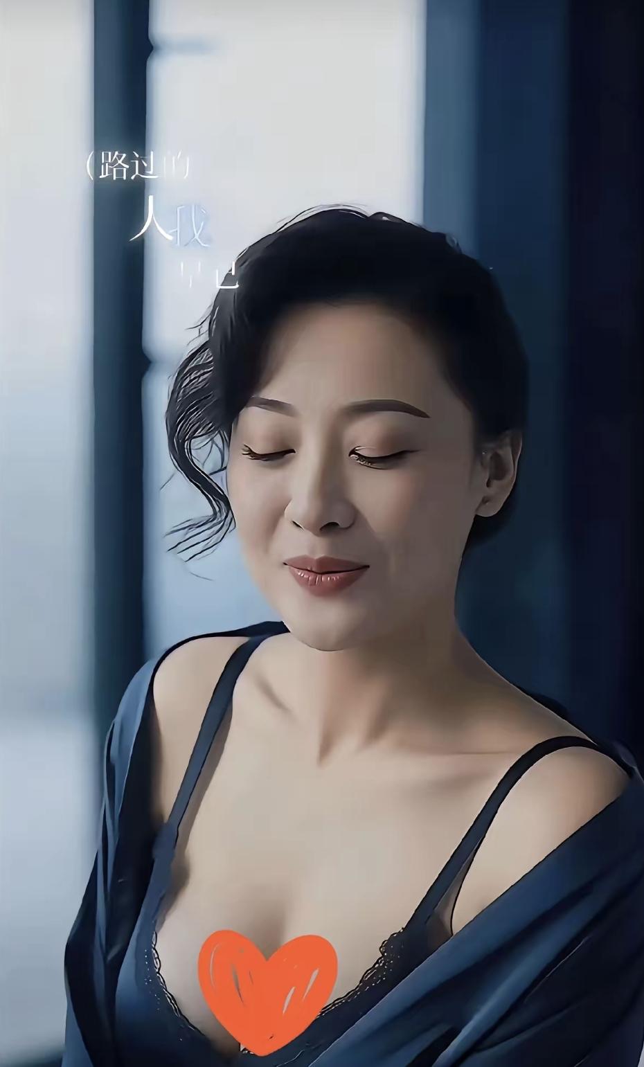 我最近总睡不着，试过泡脚喝牛奶，听那些助眠音乐，都没用。泡脚把脚泡红了，牛奶杯子