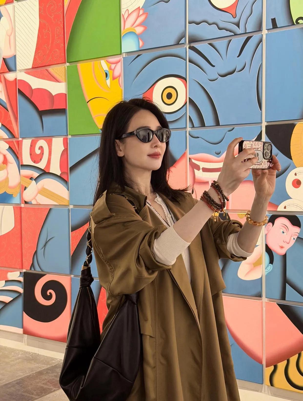 左小青换发型像换脸！🤎真的被左小青这次看展的造型惊艳到了！卡其色风衣+