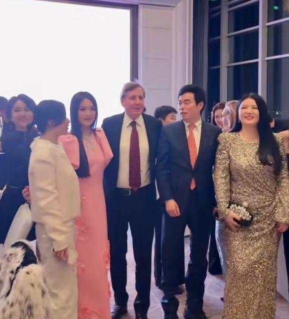 李湘又带女儿王诗龄奔赴名利场了，母女俩这一次的社交穿搭都超级美呀！李湘穿着金