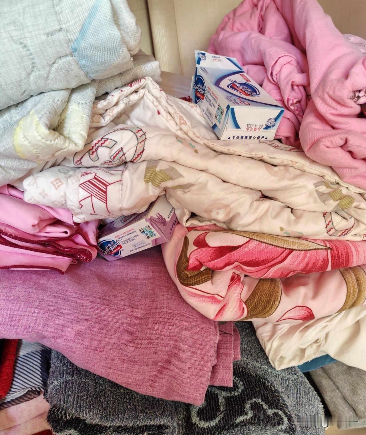 这个周末回老家竟然发现了一个保持衣物清香的超实用的方法！这个周末趁天气好，回