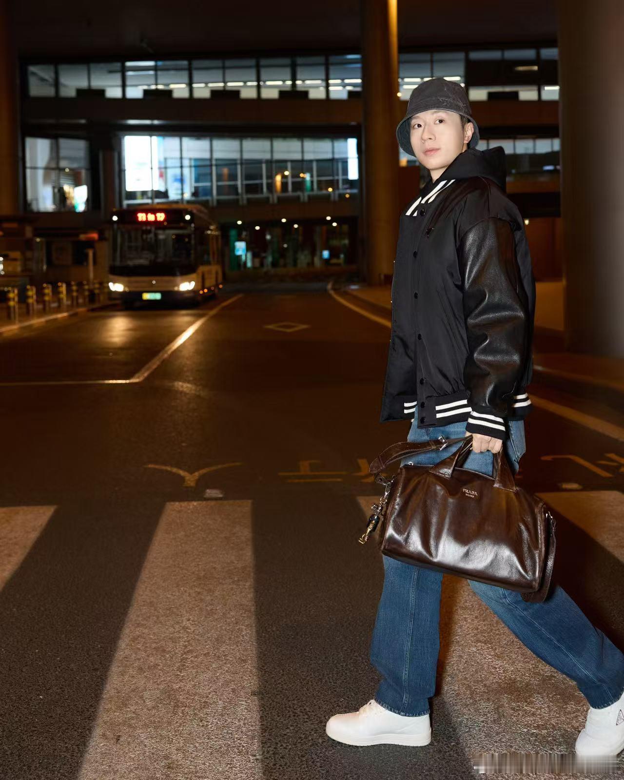 马龙从容街拍马龙的街拍从容，来自他对生活的掌控感。就像在赛场上预判球的落点，他