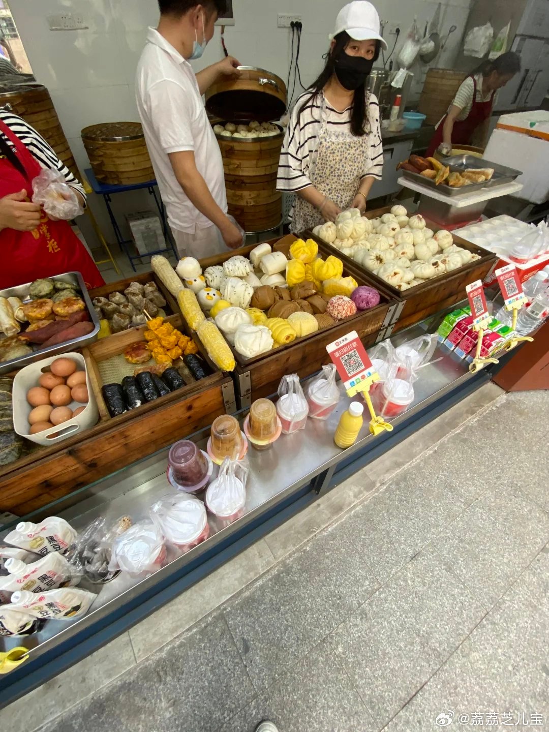 早餐一个肉包一瓶豆浆就很饱，单位饭堂吃了十几年，每周基本重样的我是终于受不了了！
