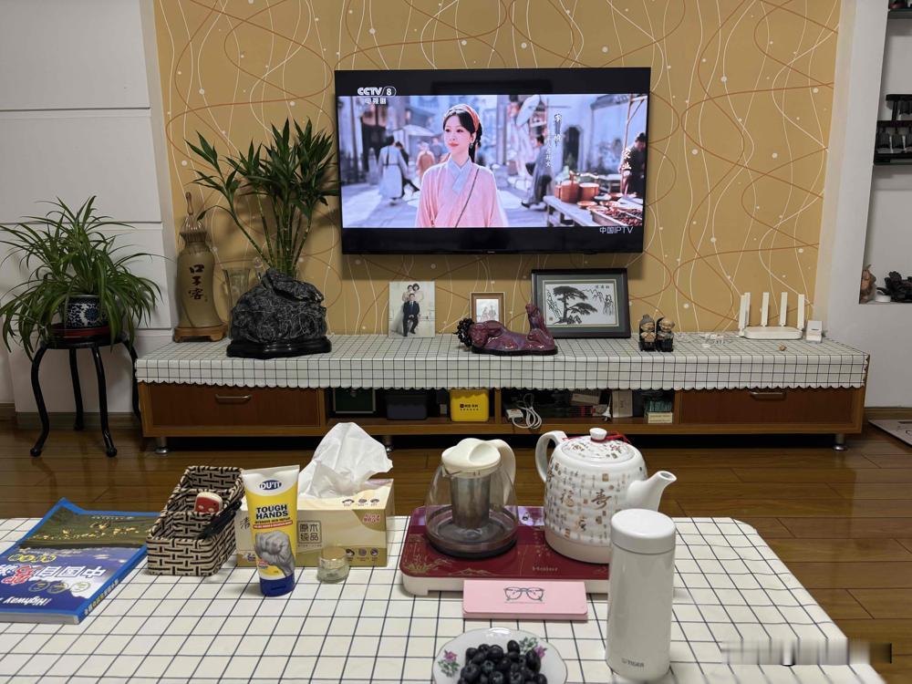 杨紫新剧《家业》刚播，就被骂脸僵到哭不出来，这到底冤不冤？一拨人说她演技套路