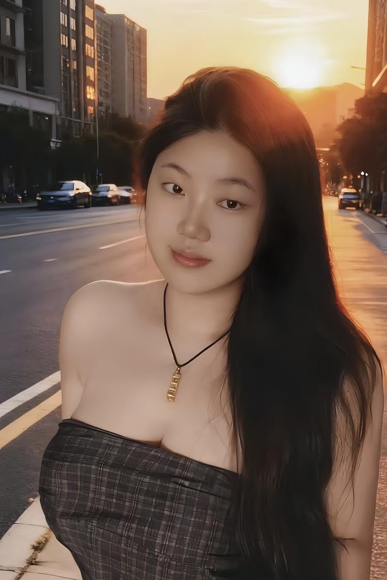 傍晚的城市街头被落日揉成了橘色的糖🍊，晚风裹着夕阳的温度拂过肩头，这一刻好像所