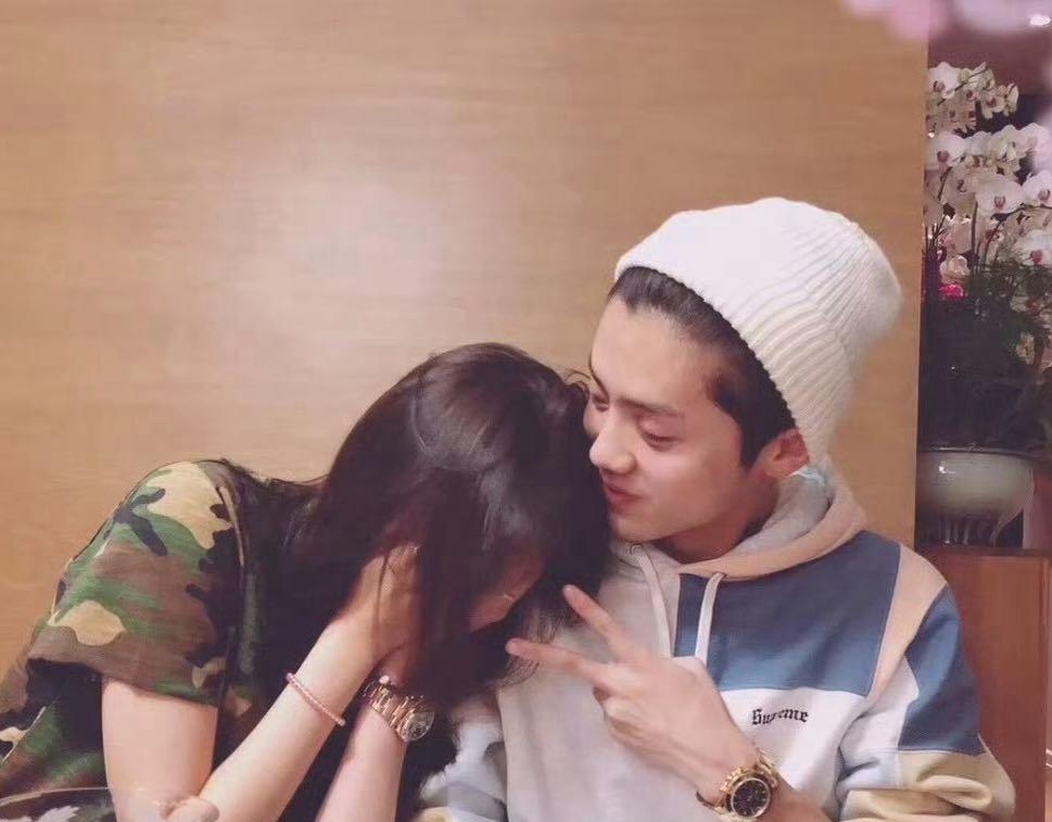 刘大锤爆鹿彤旧瓜：恋爱8年不避讳，喝多同框是常态？刘大锤2025年终直播扔