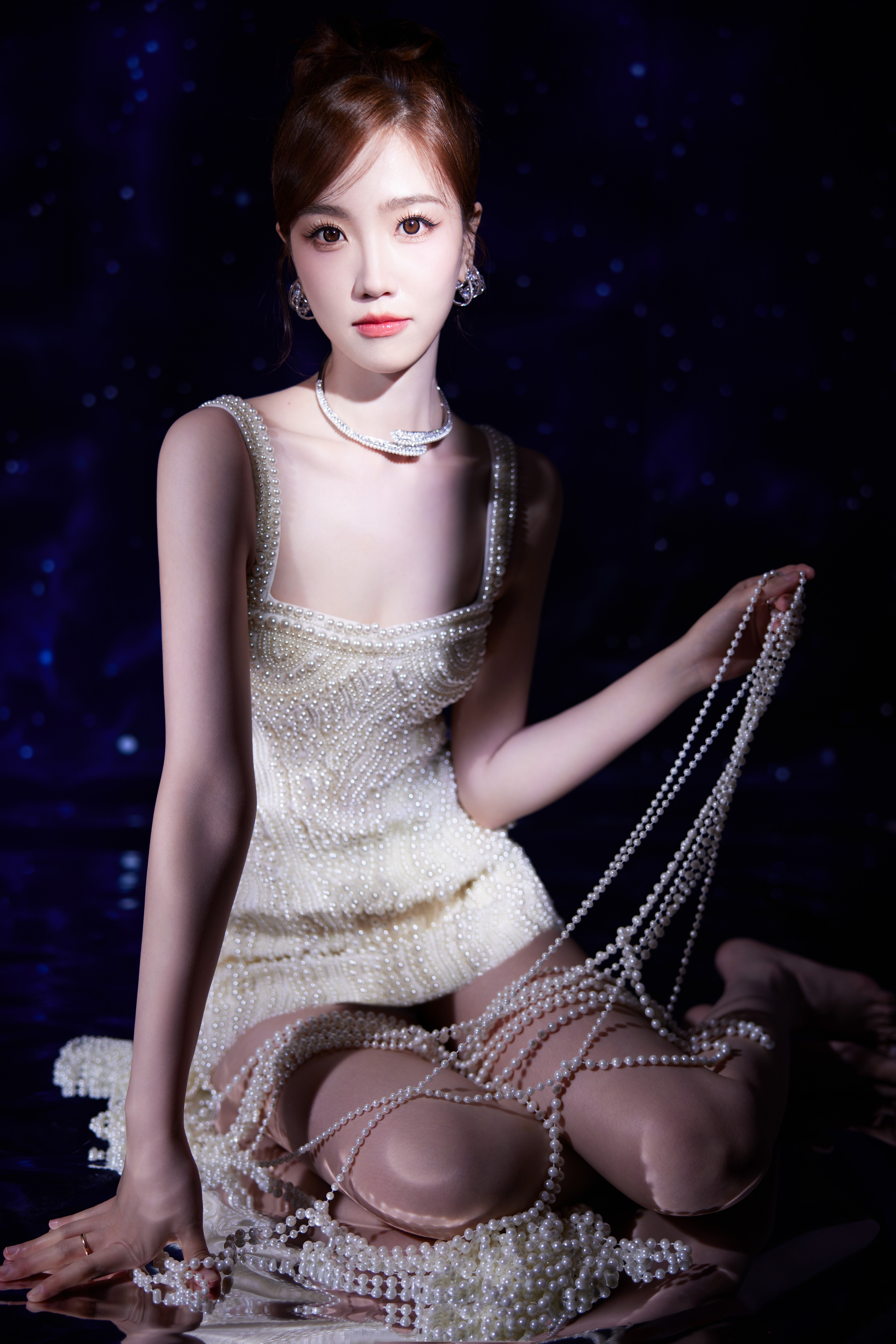 张纯烨壁纸：红唇白裙美腿，光脚丫。张纯烨