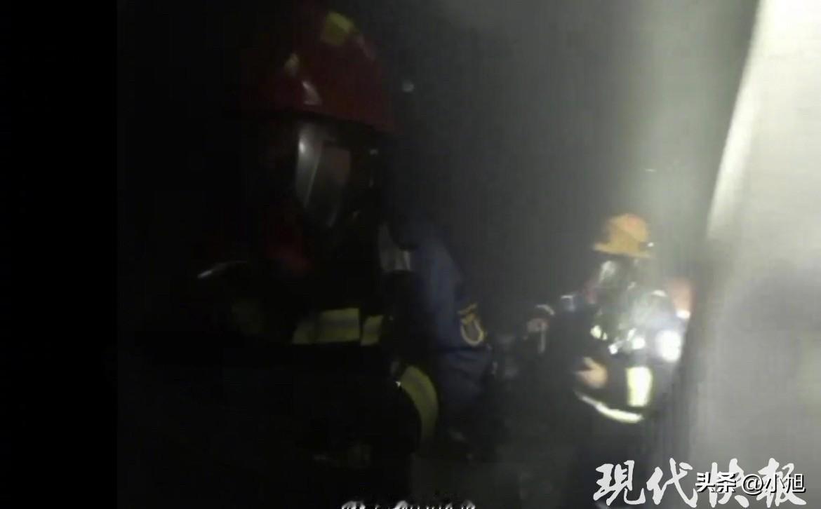 42岁的妈妈，用腿把3岁的女儿挡在墙和身体中间。两只手抓着窗栏。底下的人在喊坚持