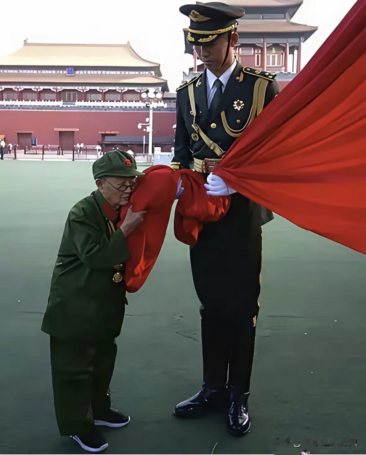天安门广场红墙巍峨，古老的建筑静静伫立，见证着这一幕令人动容的瞬间。满头白发的老