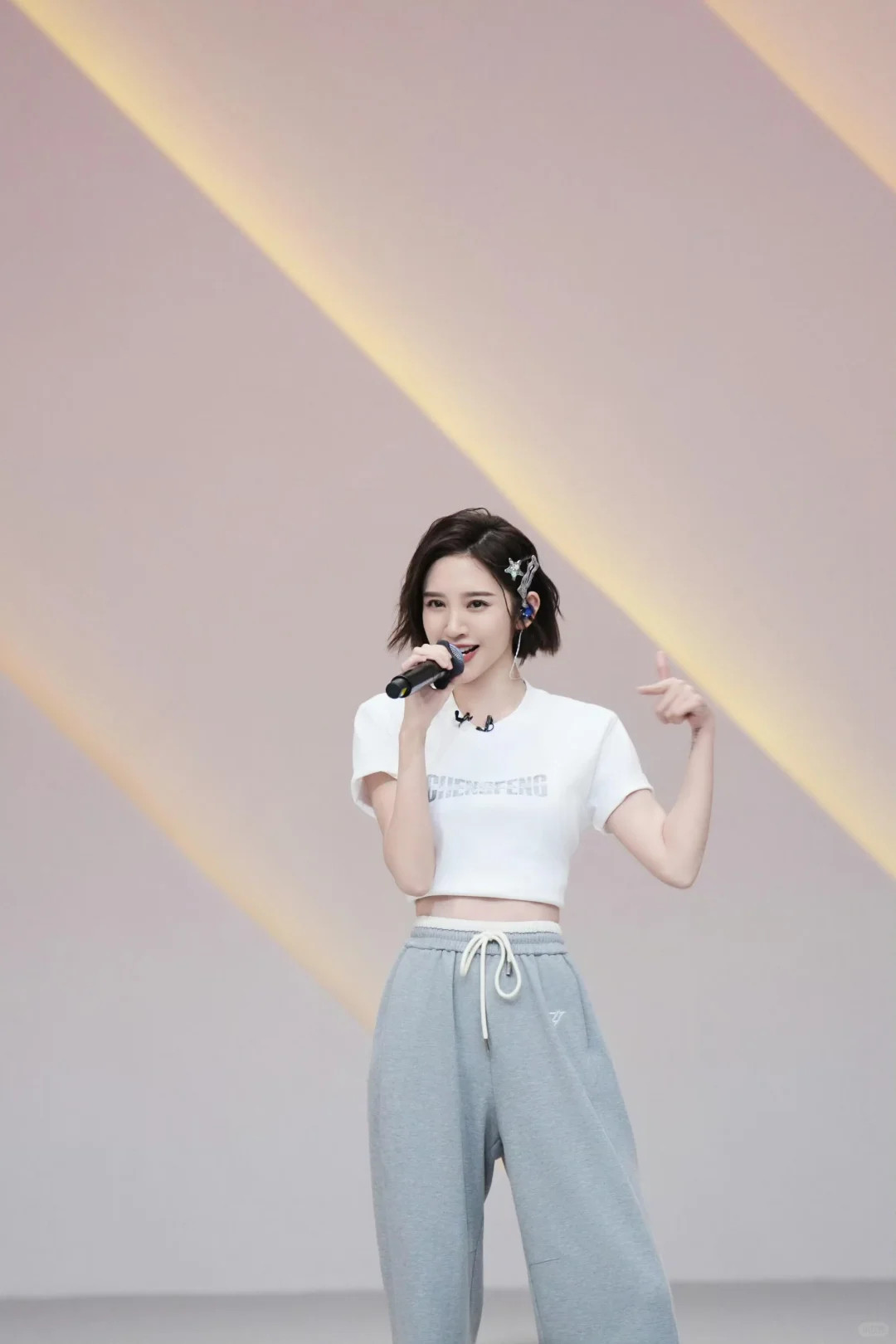 唐艺昕袜子都跳破了4月23日，她晒出《乘风2026》二公的训练备战照，膝盖绑着护