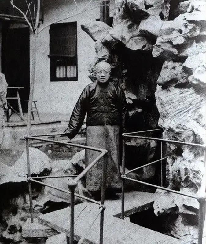 1914年，袁世凯实行独裁统治，生怕章太炎反对，先期诱至北京，幽于龙泉寺，章太炎