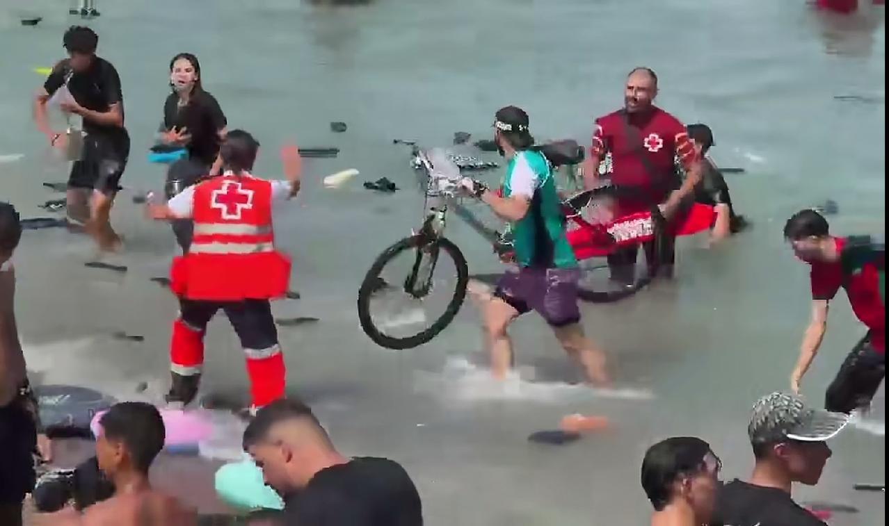 摩洛哥非法移民，还有搬着自行车，从海里游过来的！这是过来短暂骑行旅游的吗？如果真