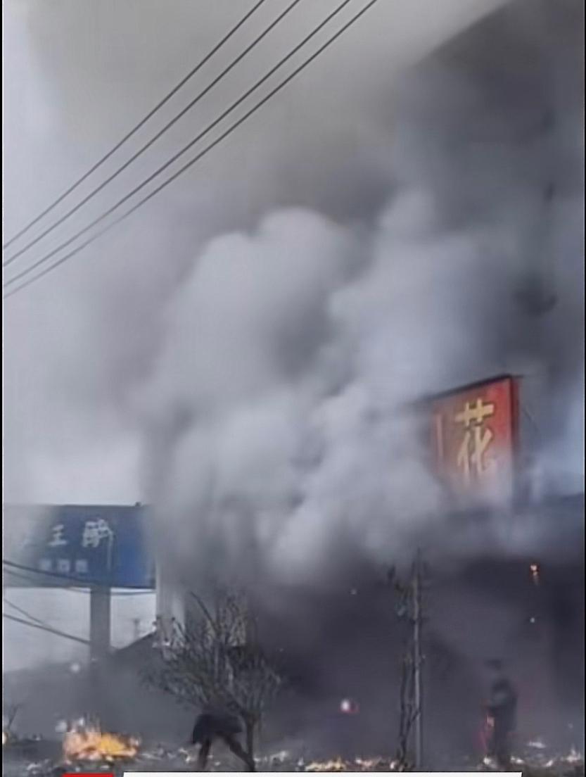 湖北襄阳烟花爆竹事件：该烟花店外面电杆上贴着：网红烟花店，外面的宣传牌上写着