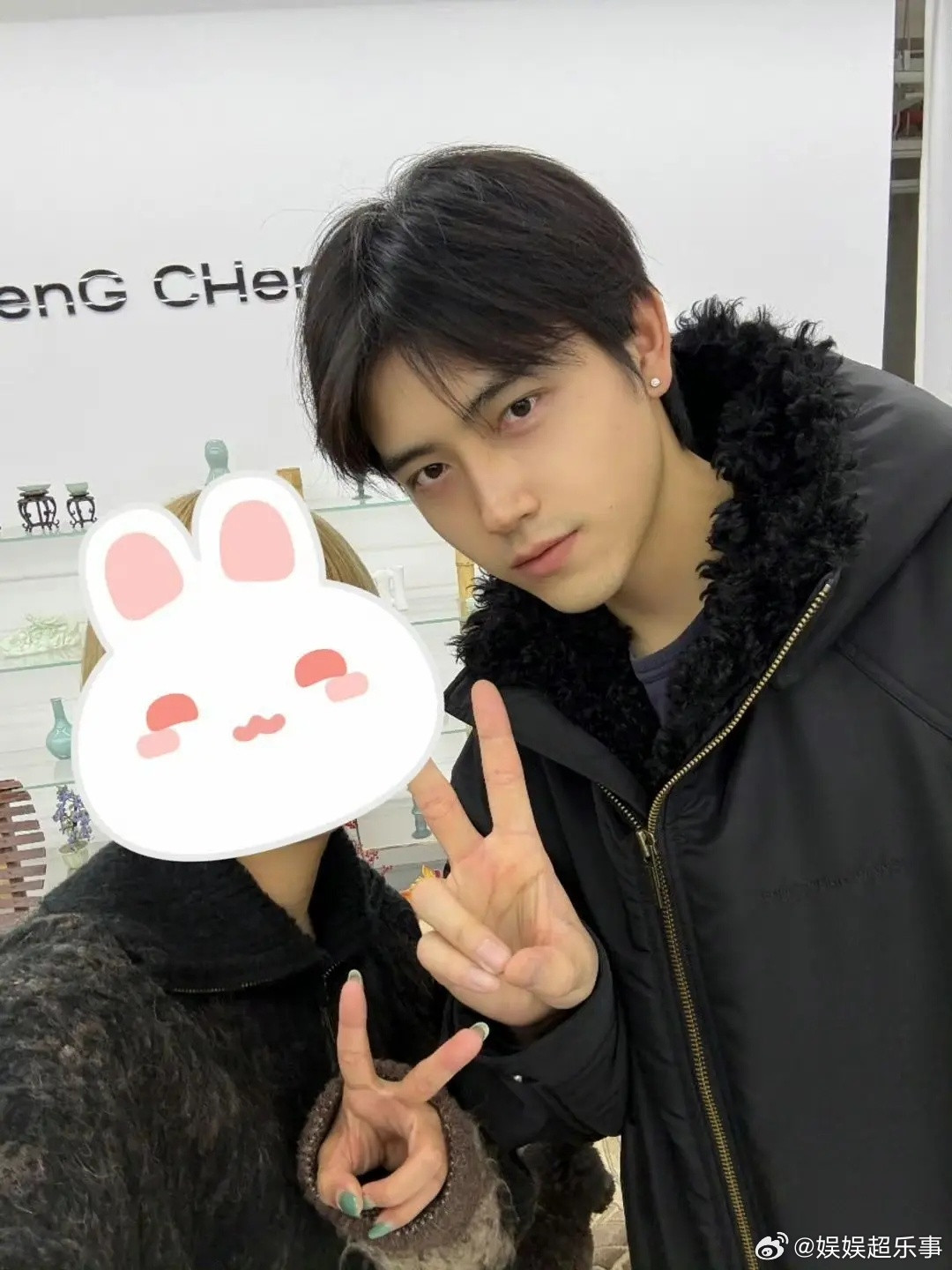 陈飞宇的眼尾是天生就红红的呀。