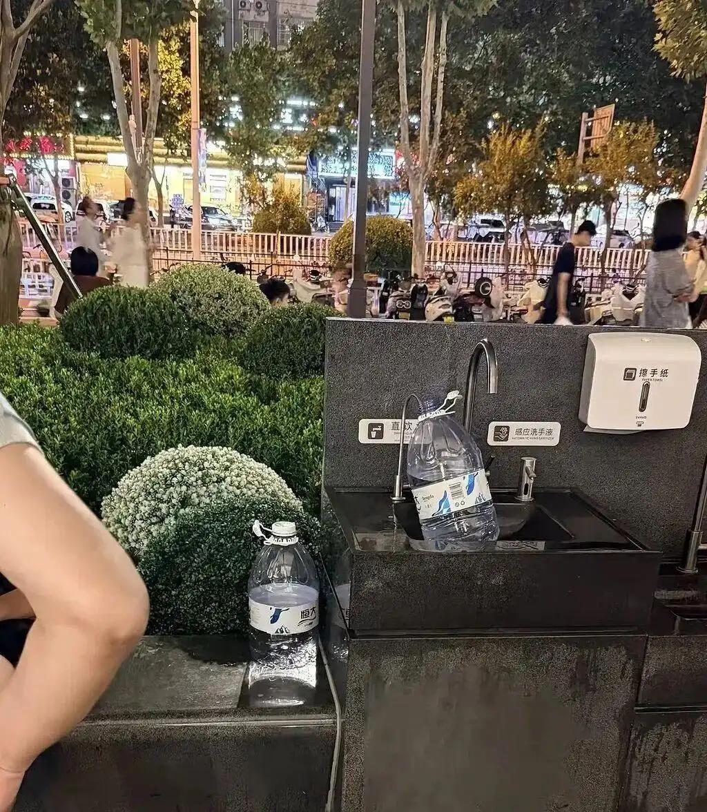 果然人性经不起考验！于东来一心想给户外劳动者、过路人送一份清凉，在新乡三家门店广