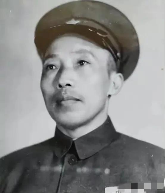 在1955年全军首次授衔中，有一位极为特殊的开国元勋，他地位尊崇，位列二野前委第
