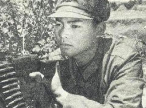 1990年，重庆解放碑街头，一场看似寻常的街头冲突突然升级。一群混混围住一名中年