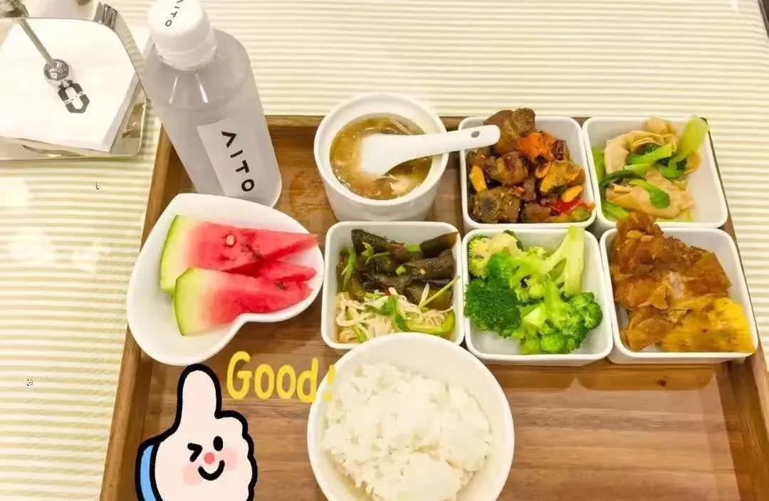 朋友花三十多万买问界，其实就图个吃饭方便。他管鸿蒙智行用户中心叫大酒店——