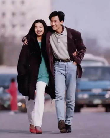 1994年，江珊和王志文在街道上，留下的美好瞬间。江珊当时27岁，美丽优雅。王志