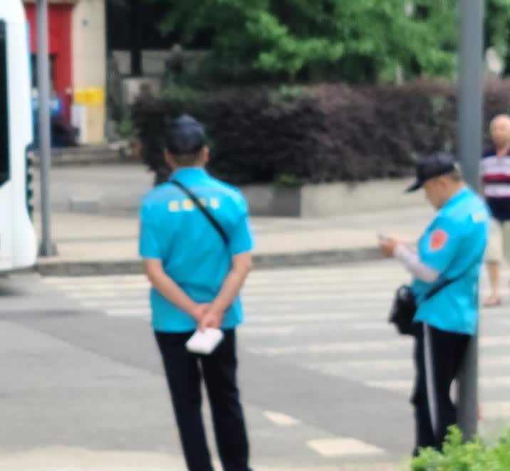 “成都停车”？5月29日，笔者在一处街道路口，看见两个穿着“成都停车”短袖服