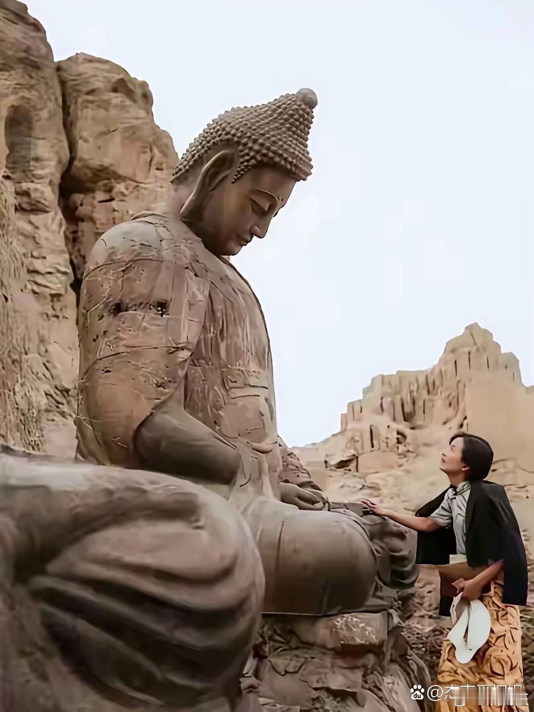 梁思成抓拍林徽因的瞬间，这张照片，佛祖轻低下颌，林徽因深情凝视，四目相对，瞬间的