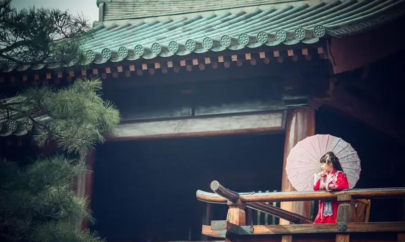 朋友夫妻对自家女儿的教育极为上心，基本上都是一对一地聘请专业老师。女儿留学美国，
