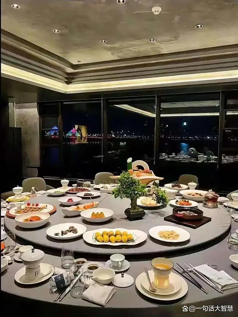 什么叫人情世故：1．有人请你吃饭喝酒，你没有时间参加或者不想参加，千万不要说