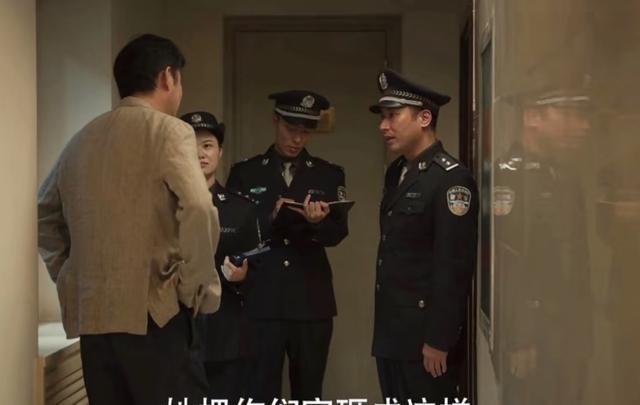 庄国栋他爸看见玫瑰砸的是他前妻的房产，他一点也不介意。警察上门时候还挺纳闷：＂她