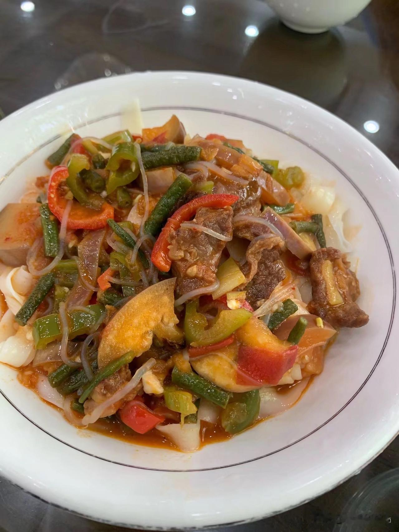 到伽师县办事，到饭点了，中午直奔这家桥头拉面馆，伽师县的馕坑烤肉，确实好吃，拉面