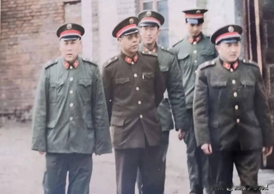 1986年春节那张老照片，张志坚、梁光烈几位将领在高炮旅同庆，哪是简单的视察？
