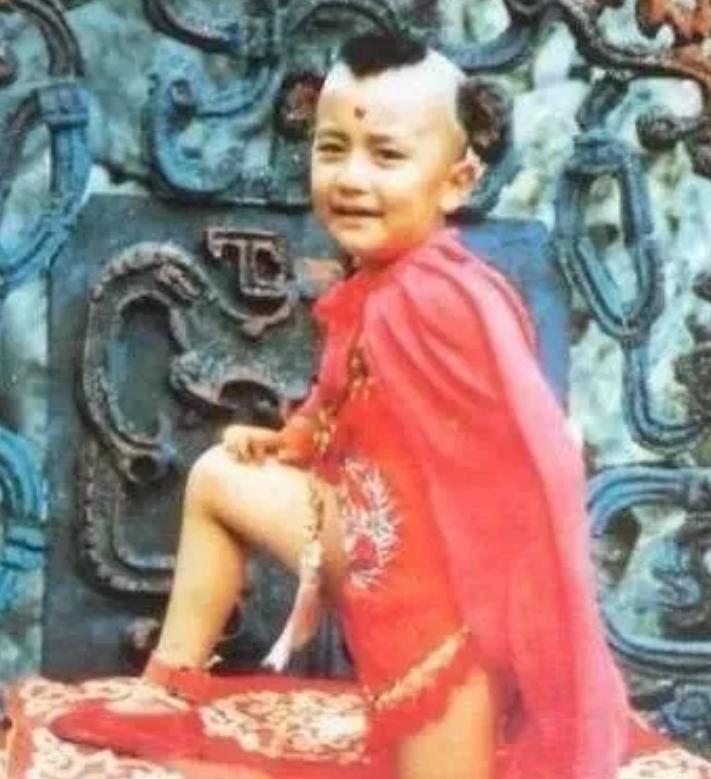 1985年，《西游记》拍摄时，红孩儿赵欣培死死抓住裤子："不给我穿裤子，我就不
