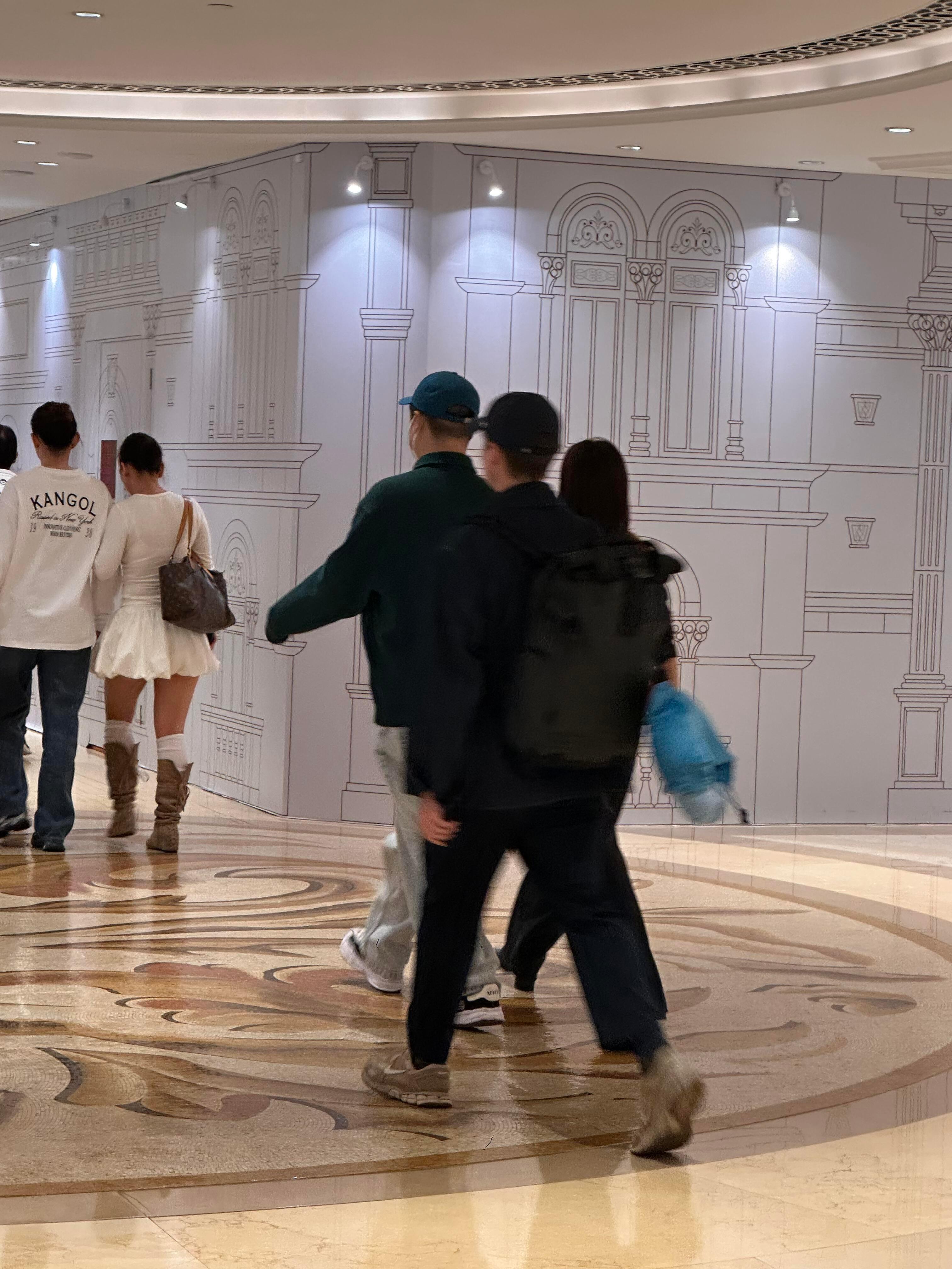 偶遇李纯马頔挽手逛街网友偶遇李纯马頔澳门挽手逛街，背影般配度满分，这份低调的美