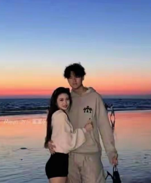 汪峰女儿小苹果官宣恋情，汪峰葛荟婕估计晚上都睡不着了，小苹果不是公众人物，她只是