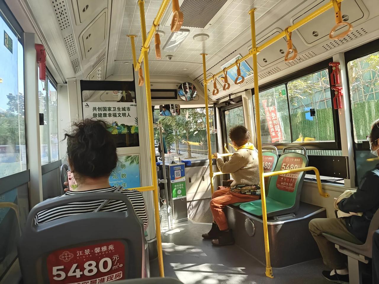 我今天下午坐公交车晃荡大半天，去的时候坐8线，又在第一中学倒2线公交车。​2线