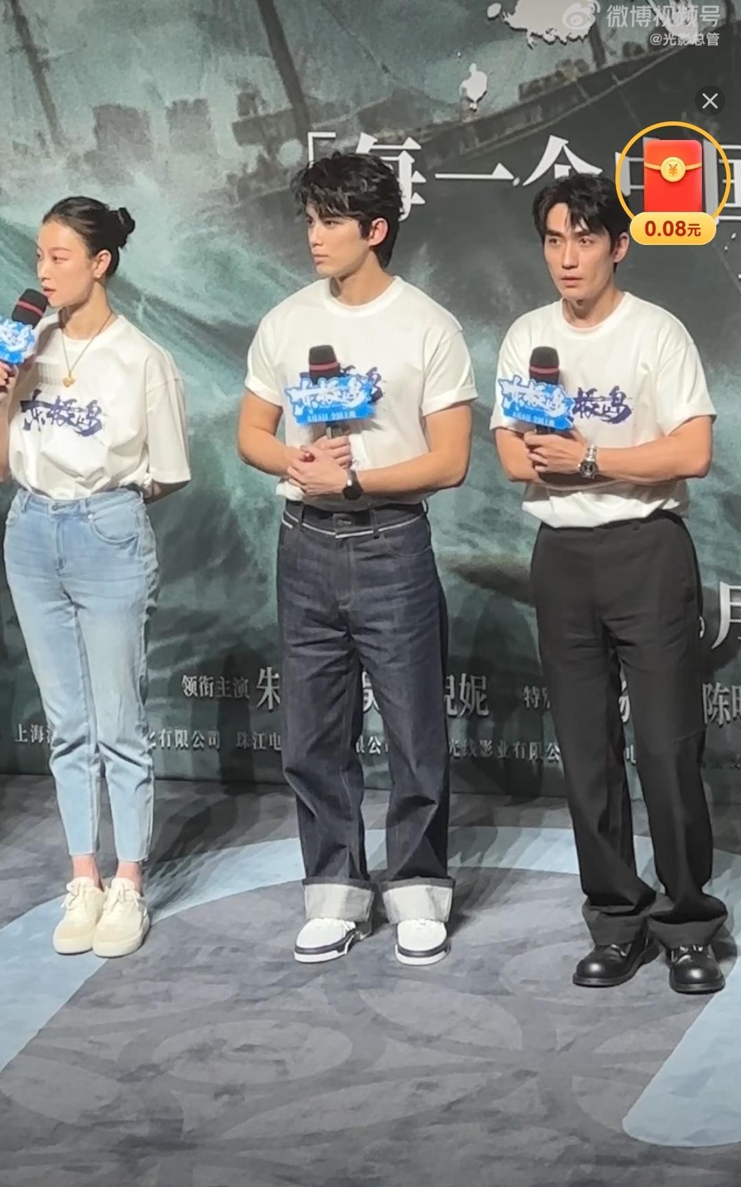 磊子肉眼可见的壮了！应该是经常健身～​​​