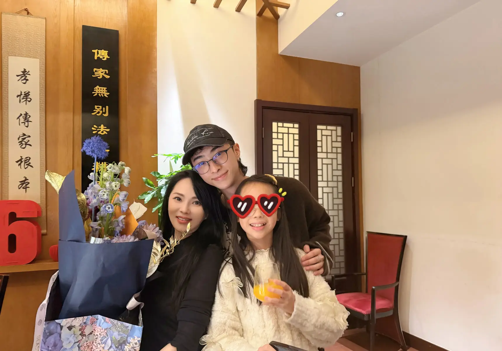 伊能静晒照庆祝58岁生日一家四口合影温馨幸福