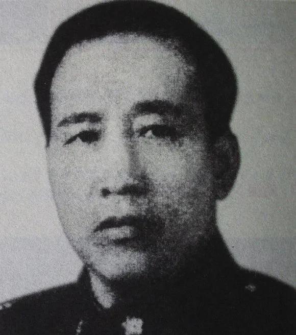 1940年，他投靠日军当汉奸，被人嘲笑“皇军的一条狗”，然而9年后，他凭借大白纸