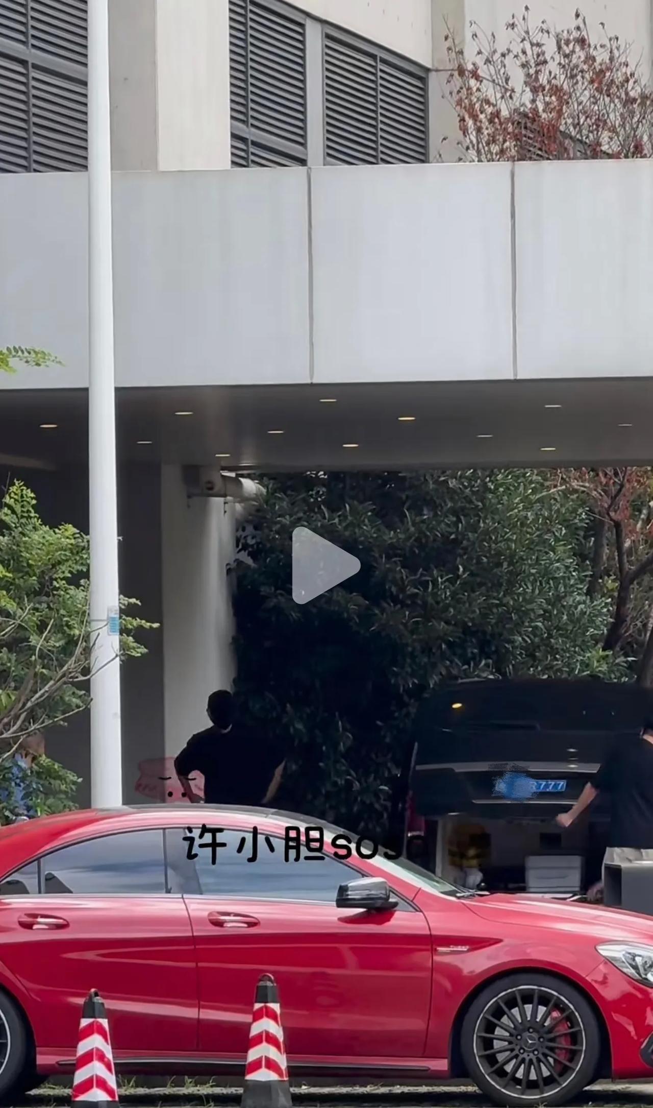 没想到许凯杀青了，回家，租的车，尾号竟然是777，这么多7是巧合吗？他为什么还这