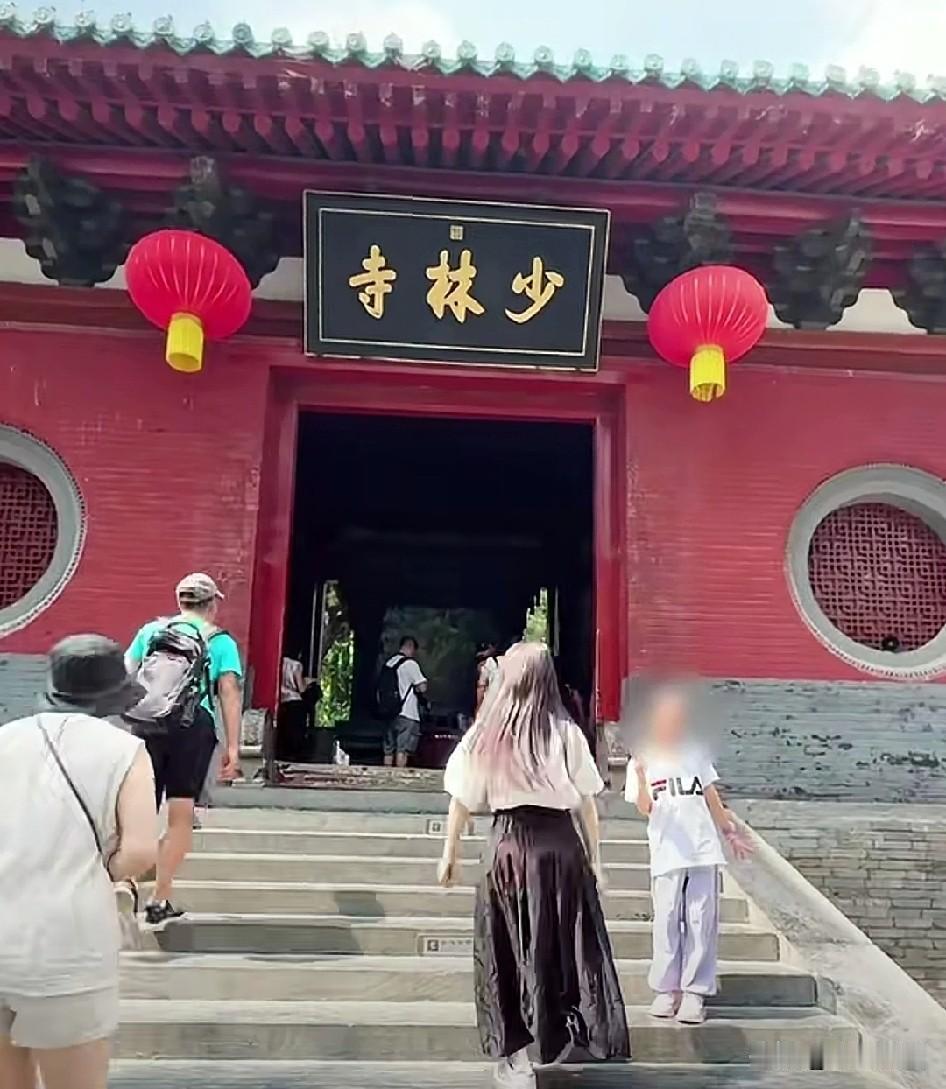 释永信出事之后，少林寺和从前大不一样了。往日里热闹喧嚣的场景不复存在，高价香火摊
