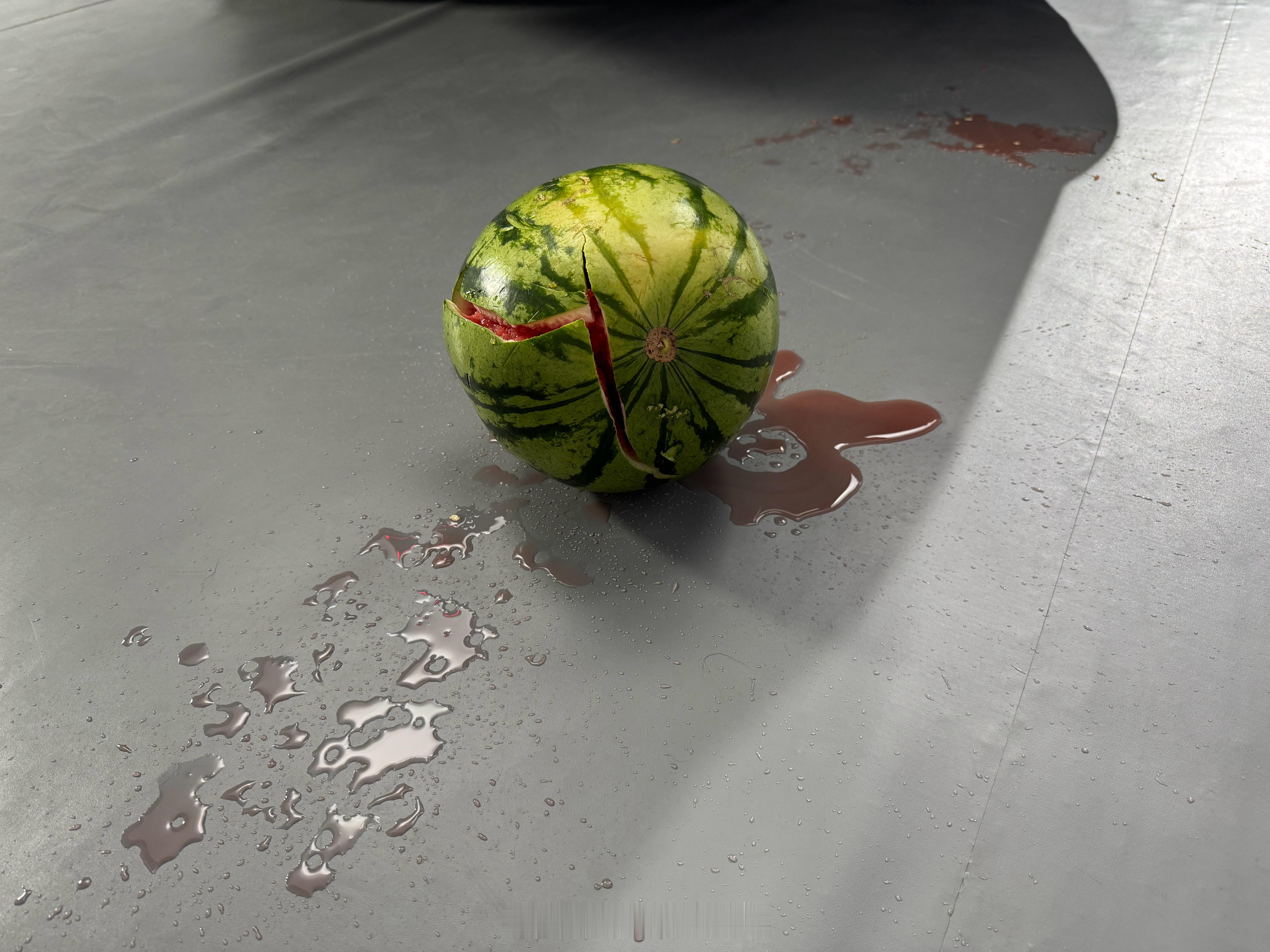 出大事了！在小鹏G7的静态品鉴会现场，的瓜破了[捂脸哭][捂脸哭]邹总买电车啦小鹏g